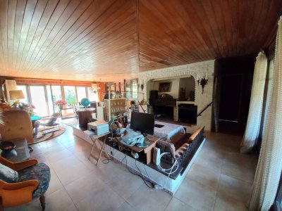 Vende casa de 4 dormitorios en Pinares, cerca del mar. Punta del Este. 