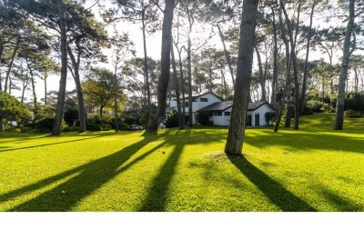 OPORTUNIDAD. VENDE CASA CON GRAN METRAJE EN SAN RAFAEL, PLAYA BRAVA. PUNTA DEL ESTE. 