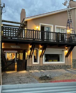En venta espectacular casa frente al mar de 4 dormitorios en Punta del Este.