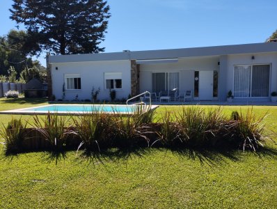 En venta casa en Solanas, de 4 dormitorios con parrillero y piscina