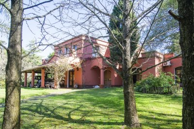 Casa de gran tamaño ubicada en zona privilegiada.