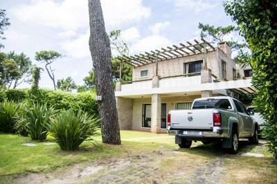 Excelente chalet de 5 dormitorios en venta a pasos de Playa Mansa Punta del Este