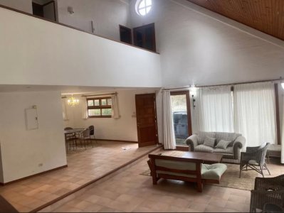 Vende casa en Primeras paradas de Playa Mansa próxima al mar, Punta del Este