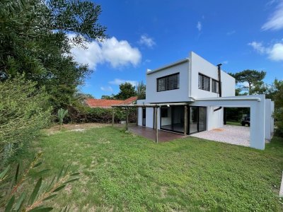 Vende casa, moderna. 3 dormitorios y 3 baños, Barrio Marly, Punta del Este 