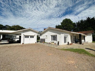 Casa de gran tamaño ubicada en agradable entorno