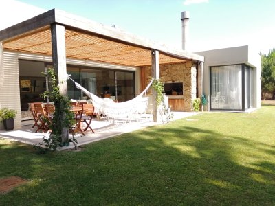 Hermosa casa Yambae a la venta en la Arbolada