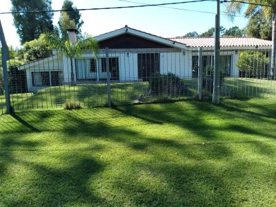 Casa 4 dormitorios en San Rafael, Punta del Este con parrillero y pileta
