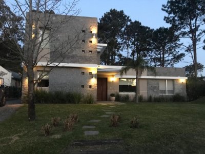 Gran casa en venta en Barrio Privado La Arbolada , Punta del Este.