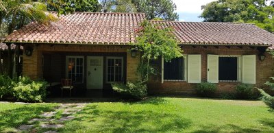 CASA EN VENTA EN GOLF, AMPLIO TERRENO, 3 DORMITORIOS + SERVICIO