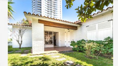 VENDE CASA DE 5 DORMITORIOS EN PLAYA MANSA, PUNTA DEL ESTE