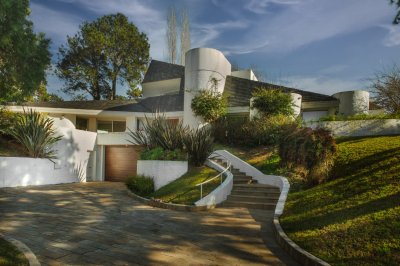 En venta casa en Lugano de 4 dormitorios, con piscina y parrillero