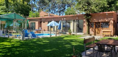 VENDE CASA DE 4 DORMITORIOS EN PLAYA MANSA, PUNTA DEL ESTE