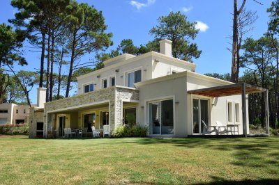 En alquiler casa de 4 dormitorios, con multiples comodidades en Laguna Blanca.