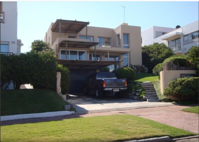 EXCLUSIVA CASA EN VENTA EN PUNTA DEL ESTE.