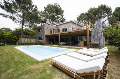 Casa en Venta en Pinar del Faro, José Ignacio, de 4 dormitorios con piscina y parrillero.