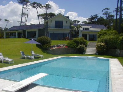 Amplia casa en venta en Playa Mansa, Punta del Este