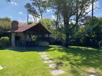 Vende casa de 3 dormitorios, con piscina y parrillero en Punta del Este.