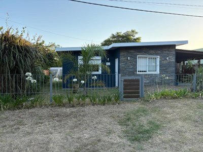 En venta casa de 3 dormitorios en Manantiales 