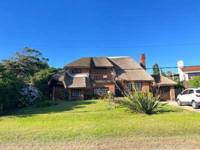 Casa en alquiler temporal pinares, a 100 mts del mar