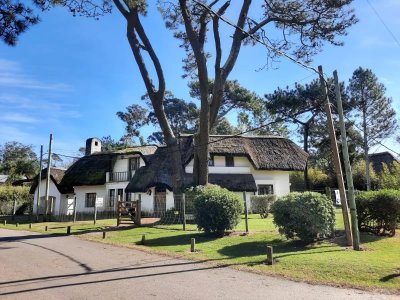 Venta Casa 4 dormitorios en Rincón del Indio, Punta del Este con Parrillero