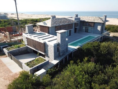 Vende casa en Arenas de José Ignacio de 6 dormitorios.
