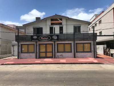 Local comercial con casa en planta alta, cerca de Playa El Emir.