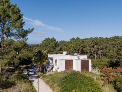 Vende casa en Arenas de Jose ignacio de 3 dormitorios en suite, con dos terrazas, parrillero y piscina.