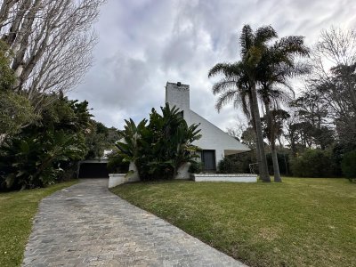 En venta casa en Barrio Golf, Punta del Este de 6 dormitorios.