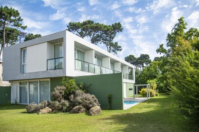 En venta y alquiler  casa amplia de 5 dormitorios en Mansa Punta del Este