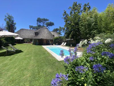 Casa reciclada de 4 dormitorios más dependencia, en Golf, Punta del Este 