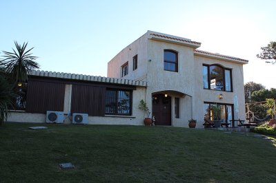 VENDE CASA CERCA DEL MAR, EN SAN RAFAEL, PUNTA DEL ESTE.