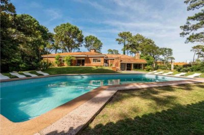 Casa en venta de 4 dormitorios en Playa Mansa.Punta del Este.