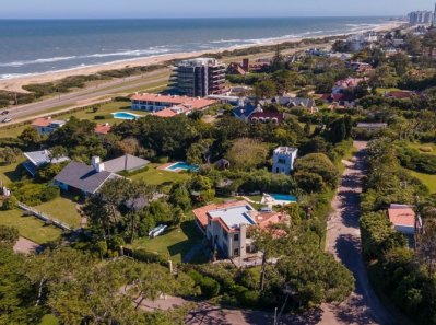 Casa en venta a metros de Playa Brava. Punta del Este.