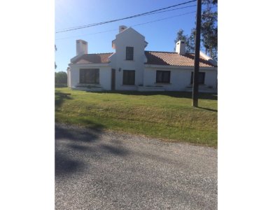 Vende casa de 3 dormitorioscon gran extensión de terreno en Pinares