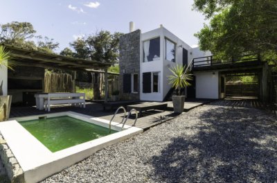 Vende casa de 3 dormitorios en Santa Monica.