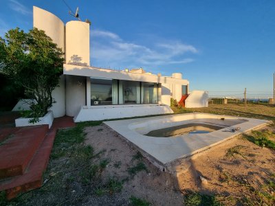 Espectacular casa con linda vista al mar