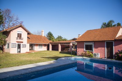 Muy linda casa en venta, zona inmejorable, 3 dormitorios y servicio