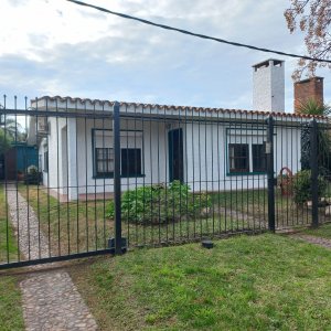 Vende casa de 3 dormitorios en la zona de Mansa Punta del Este.