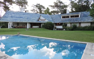 Vende casa de 7 dormitorios, en la Mansa Punta del Este.