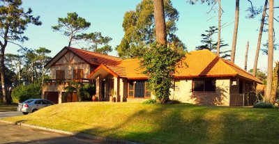 VENDE CASA CON GRAN TERRENO, EN PLAYA MANSA, PUNTA DEL ESTE 