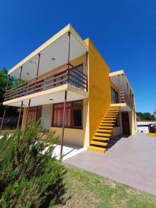 Casa de dos plantas a metros de Playa Mansa en venta