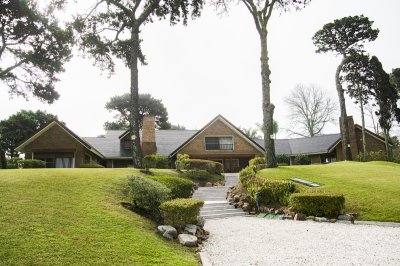 Espectacular Mansion En Punta del Este, abarca manzana completa