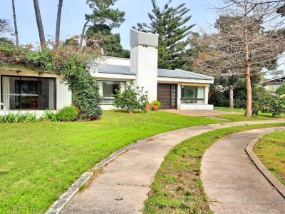 Vende casa de 3 dormitorios en Punta del Este -Lugano.