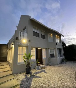 Vende casa de 4 dormitorios en La Barra, Montoya.