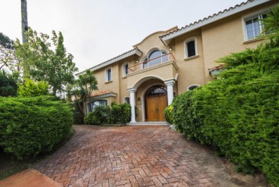 Casa en Beverly Hills de 4 Dormitorios en Punta del Este.