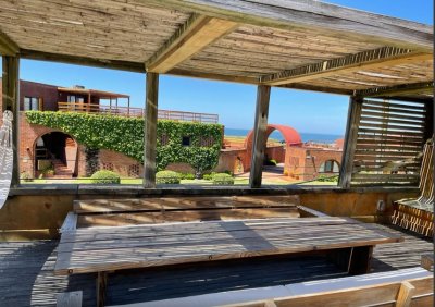 Vende casa en Manantiales, con terraza abierta de 4 dormitorios.