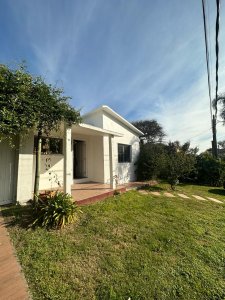 Vende casa en La Barra, de 2 dormitorios.