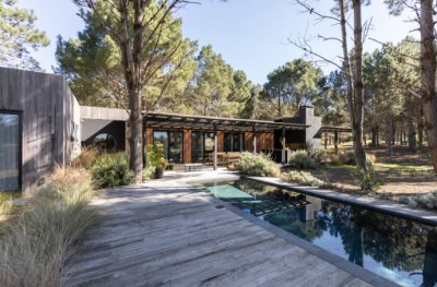 Vende casa de 4 dormitorios, en Laguna Escondida.