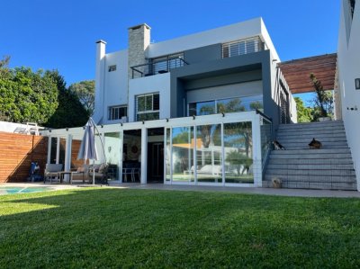 Casa de 3 dormitorios y 5 baños en Carrasco Sur