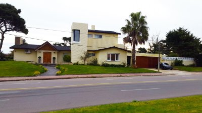 VENDE CASA DE 4 DORMITORIOS EN EXCELENTE ESTADO, PLAYA MANSA, PUNTA DEL ESTE 